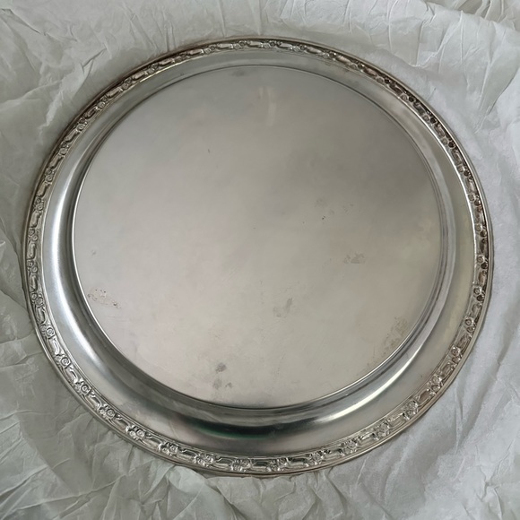 Just in time for the holidays! Oneida circular tray, silver plate, 14.5 diameter - Picture 3 of 4